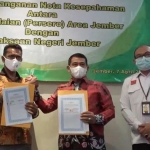 Penandatangan nota kesepahaman kerja sama bidang hukum perdata dan tata usaha negara antara Kajari Jember Zullikar Tanjung dengan Vice President PT. Pegadaian (Persero) Area Jember Yohanes Wulang, Rabu (07/04).