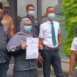 Korban didampingi kuasa hukum dan belasan pendekar usai melapor ke Polrestabes Surabaya. 