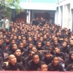 Para pesilat milenial PSHT saat mendengarkan taushiyah Dr KH Asep Saifuddin Chalim, MA di aula Pondok Pesantren Amanatul Ummah Jalan Siwalankerto Utara Surabaya, Ahad (20/1/2019). foto: BANGSAONLINE.com