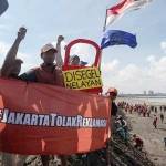 Nelayan menyegel Pulau G sebagai simbol penolakan reklamasi Teluk Jakarta, Minggu (17/4). foto: ANTARA