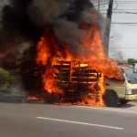 Truk bermuatan styrofoam yang dilalap si jago merah di Sidoarjo.