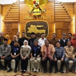 Perwakilan PTN dan dinas terkait foto bersama usai pertemuan dengan Gubernur Jatim Khofifah Indar Parawansa di Grahadi, Jumat (22/11/2019).