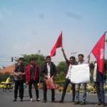 Para mahasiswa saat melakukan demo di bundaran patung. foto: suwandi/BANGSAONLINE