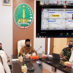 Wakil Wali Kota Pasuruan Adi Wibowo bersama Dandim 0819 Letkol Inf Nyarman, dan Kapolres Pasuruan Kota AKBP Raden Muhammad Jauhari, saat mengikuti vidcon dari ruang media command center, Senin (7/2) kemarin. Inset, paparan Presiden Jokowi terkait sebaran Omicron.