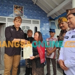 Menteri ATR/BPN, Agus Harimurti Yudhoyono atau yang lebih dikenal AHY, saat menyerahkan sertifikat ke rumah warga di Bromo. Foto: ANDI SIRAJUDIN/BANGSAONLINE