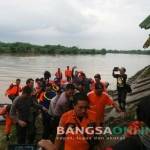 Proses evakuasi ketiga jasad santri yang berhasil ditemukan. foto: nurhadi/ bangsaonline