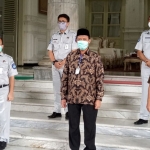 Bupati Tuban Fathul Huda bersama Kadinkes saat menerima bantuan ambulans dari PT Jasa Raharja.