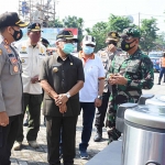 Pjs. Bupati Mojokerto Himawan Estu Bagijo dan jajaran forkopimda mengecek kesiapan dapur umum dalam apel tagana. (foto: ist)