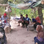 Warga ring 1 PT Semen Gresik di Tuban saat memungut sampah di sekitar tambang. foto: HERI M/ BANGSAONLINE