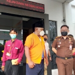 Pujianto saat diserahkan ke Kejari Ngawi.