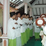 Ishari sedang beraksi di lokasi makam saat digelar Haul Mbah Karimah Wiroseroyo.