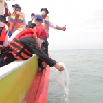 Gubernur Jawa Timur Khofifah Indar Parawansa saat melakukan underwater restocking atau proses penebaran benih ikan ke dalam rumah ikan.