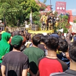 Ketua DPRD Gresik Fandi Akhmad Yani saat membacakan hasil pertemuan di hadapan pendemo. foto: SYUHUD/ BANGSAONLINE