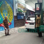 Petugas Kejari Blitar saat menyerahkan Kades Soso ke Lapas kelas II B Blitar. foto: AKINA/ BANGSAONLINE