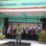 Danramil 0817/02 Wringinanom, Mayor Arh Sali, saat memberi penyuluhan kepada pelajar.