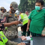 Salah satu pelanggar protokol kesehatan disanksi administrasi berupa penyitaan KTP setelah mendapatkan edukasi dan masker gratis dari petugas.