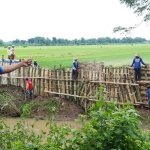 Agus Prayitno, Kepala Dusun Krapyak, Desa Jati, Kec. Tarokan, saat menunjukan tanggul yang sedang diperbaiki. foto: MUJI HARJITA/ BANGSAONLINE