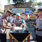 Kapolres Kediri Kota, AKBP Bramastyo Priaji (kanan), saat menyaksikan penandatanganan berita acara oleh Kasatlantas Polres Kediri Kota, AKP Afandy Dwi Takdir. Foto: Ist