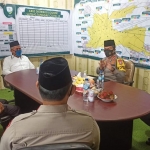 Kapolda Jatim Irjen Pol Dr. Nico Afinta saat berbincang dengan Ketua PWNU Jatim Kiai Haji Marzuqi Mustamar dan Ketua MUI Jatim K.H. Hasan Mutawakkil Alallah.