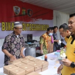 Dirreskrimsus PMJ, AKBP Auliansyah Lubis, saat meninjau UMKM.