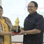 Bupati Blitar Rijanto memberikan cinderamata kepada Sekretaris Dirjen Asia Pasifik dan Afrika Kemenlu, Rossy Verona.