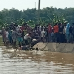 Jenazah korban saat dievakuasi warga dari dasar telaga.