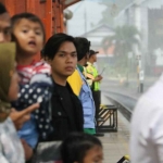 Pelanggan kereta yang berada di stasiun. Foto: Ist