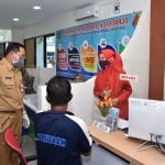 Pj. Bupati Sidoarjo, Hudiyono berdialog dengan petugas di Mini MPP Sukodono, Senin (5/10/2020). (foto: ist).