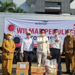 Wabup Moh. Qosim saat menerima bantuan dari PT. Wilmar Group. foto: ist.