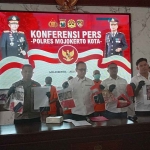 Konferensi pers terkait judi online di Mapolres Mojokerto Kota.