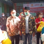 Pemberian bantuan secara simbolis dari Marga Go dan Galaxy Property di SD Al Ichsan, Kenjeran, Sabtu (9/5). Selanjutnya bantuan itu didistribusikan oleh GP Ansor Surabaya kepada warga terdampak Covid-19. foto: istimewa