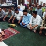 Dr KH Asep Saifuddin Chalim memberikan taushiyah usai salat maghrib dan buka bersama dengan jajaran Polsek dan Koramil di ruang tamu kediamannya di Pondok Pesantren Amanatul Ummah Pacet Mojokerto Jawa Timur, Selasa (3/6/2019). foto: BANGSAONLINE.com