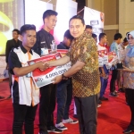 Bupati Nganjuk saat memberikan hadiah kepada juara lomba foto dan video antar pelajar se-Kabupaten Nganjuk. foto: BAMBANG/ BANGSAONLINE