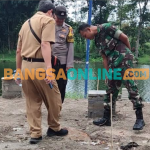 Petugas Gabungan saat mengecek lokasi penebangan pohon di Sumber Complang. Foto: MUJI HARJITA/ BANGSAONLINE