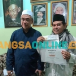 Ketua Presidium PUI Kediri Raya, Rahmad Mahmudi, saat menunjukkan bukti penyerahan dana bantuan untuk Palestina. Foto: MUJI HARJITA/BANGSAONLINE