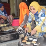 Kartika Hidayati bersama santri Pesantren Ngepung membuat jajanan wingko ala pondok. 