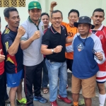 Cak Firman (topi hijau) bersama para legenda Persebaya.