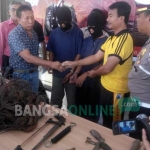 Kasubbag Humas Polres Situbondo, Iptu Nanang Priyambodo, bersama Kasat Lantas AKP Himmawan Setiawan, SIK dan KBO Reskrim Iptu Subandriyo saat press realese di Mapolres Situbondo. foto: MURSIDI/ BANGSAONLINE