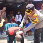 Kapolres Ngawi, AKBP Argowiyono saat melakukan pencukuran kepada salah satu pasien ODGJ, Rabu (20/9/2023).