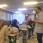 Bacabup Gresik Asluchul Alif saat menjadi pemateri dalam pelatihan sablon digital dan kelas industri kreatif usai mendapatkan dukungan dari ratusan pemuda. Foto: Ist.