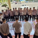 Para personel Polres Situbondo saat mengikuti persiapan pengamanan pengundian nomor urut paslon bupati, dan wakil bupati.