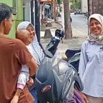 Ferry Silviana Veronica atau yang akrab disapa Bunda Fey, calon Wali Kota Kediri nomor urut 2 saat berbincang dengan warga. Foto: Ist