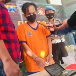 Pengedar sabu berikut barang bukti yang berhasil diamankan polisi.