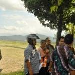 Anggota pansus saat melakukan sidak di lokasi lahan yang akan dihibahkan kepada pihak Universitas Brawijaya Kediri.foto:arif kurniawan/BANGSAONLINE