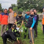 Pj. Wali Kota Kediri, Zanariah, saat ikut menanam pohon di area TPU Gunung Klotok. Foto: MUJI HARJITA/ BANGSAONLINE.com  