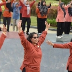 
Pj Wali Kota Kediri Zanariah (berkaca hitam) saat ikut Senam Sehat Bersama Dharma Wanita Persatuan. 