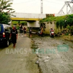 Genangan air di bawah jembatan mulai surut. 