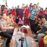 Ketua DPRD Gresik Fandi Akhmad Yani, bersama Kapolres AKBP Kusworo Wibowo saat dialog dengan 3 warga desa penolak bongkar muat batu bara di GJT, tahun lalu. foto: SYUHUD/ BANGSAONLINE