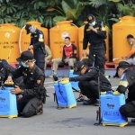 Para petugas BPB Linmas sedang bersiap melakukan penyemprotan disinfektan dengan alat baru. foto: ist.