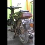 Sepeda motor yang ditemukan warga yang kemudian diamankan di pos polisi Sub Sektor Ngasem. (foto: dendi martoni/BANGSAONLINE)